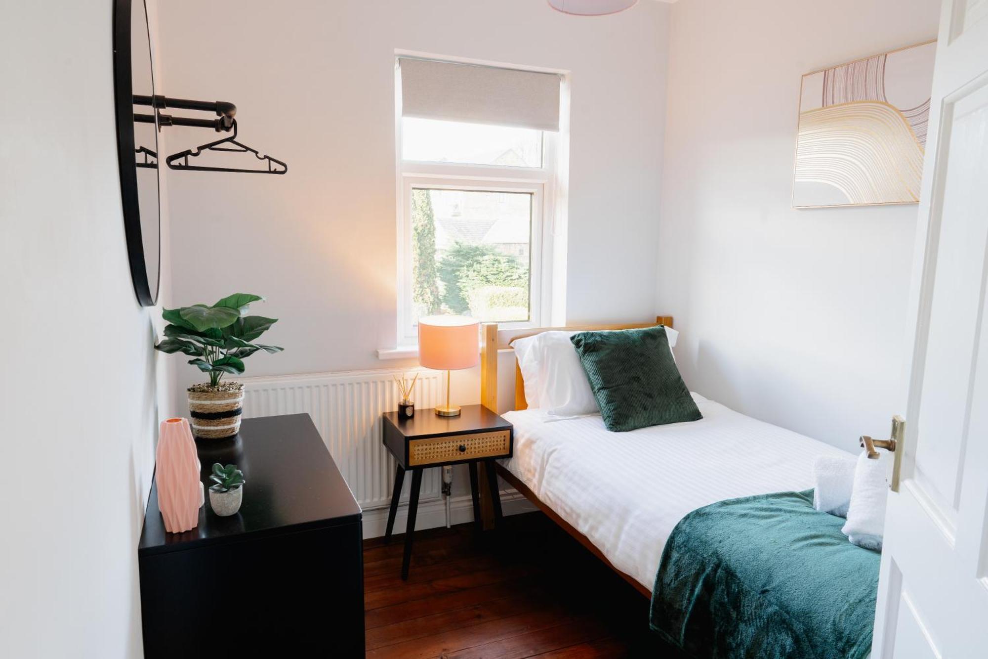 Bowling Terrace By Above Rubies - Stylish, 3 Bedroom, Pet Friendly House In Скиптон